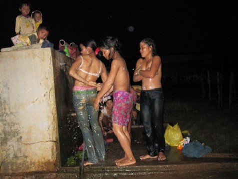 3. Người Việt Nam không tắm vào buổi sáng mà họ tắm vào buổi tối.